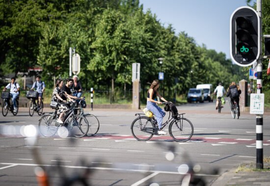 Groen binnen 60 seconden: beleidsplan verkeerslichten geeft Groningse fietsers voorrang